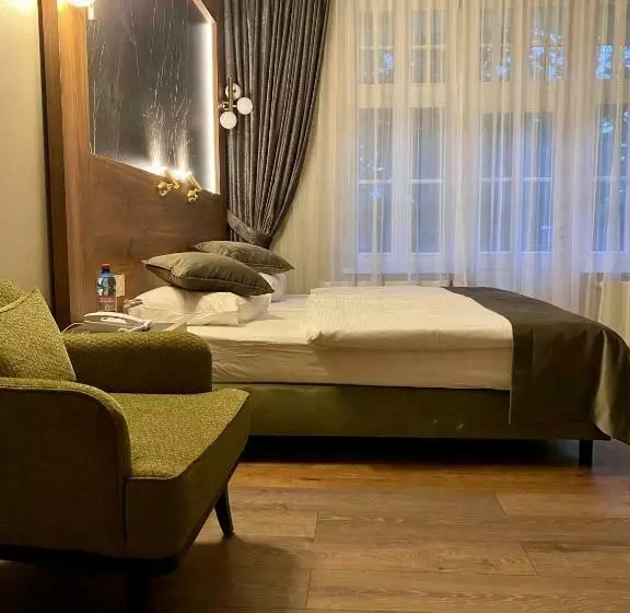 Pensjonat   Restauracja żółty Domek