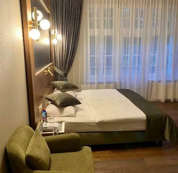 Pensjonat   Restauracja żółty Domek