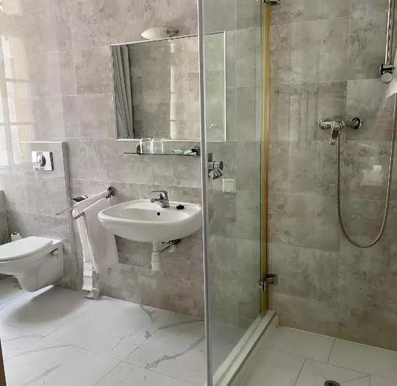 Pensjonat   Restauracja żółty Domek