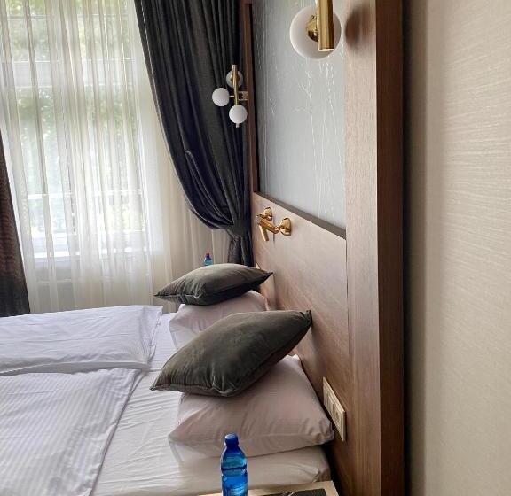 Pensjonat   Restauracja żółty Domek