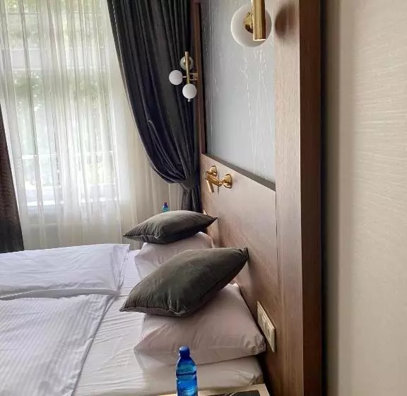 Pensjonat   Restauracja żółty Domek