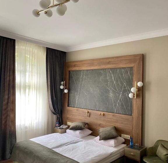 Pensjonat   Restauracja żółty Domek