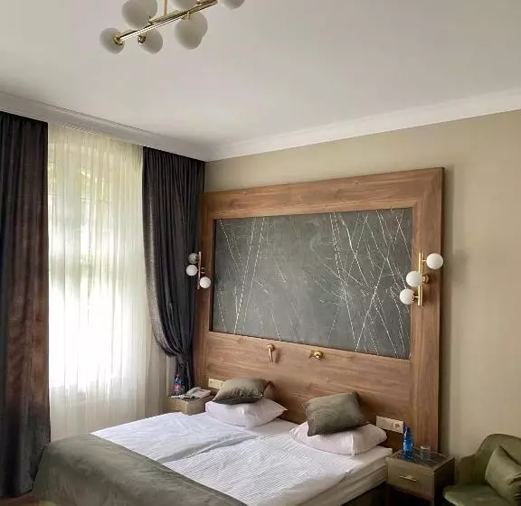 Pensjonat   Restauracja żółty Domek