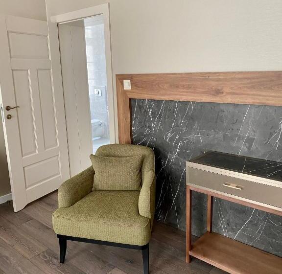 Pensjonat   Restauracja żółty Domek