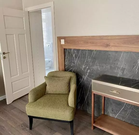 Pensjonat   Restauracja żółty Domek