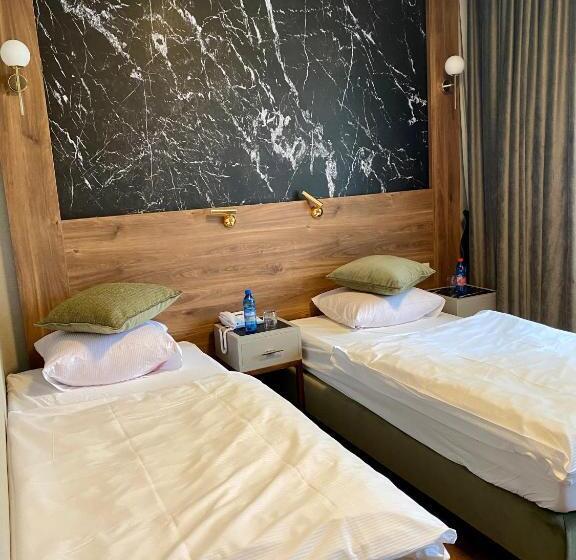 Pensjonat   Restauracja żółty Domek