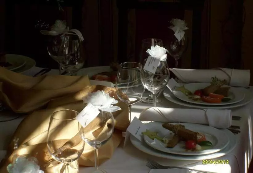 Pensjonat   Restauracja żółty Domek