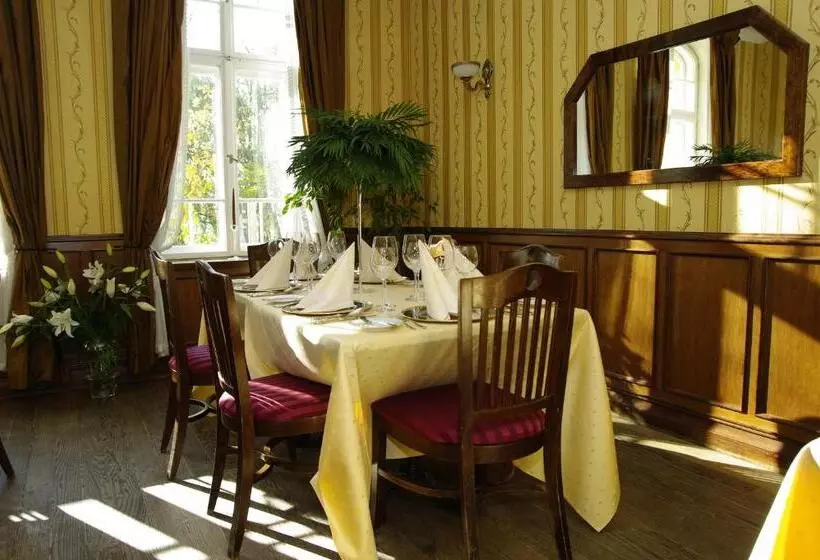 Pensjonat   Restauracja żółty Domek