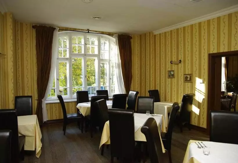 Pensjonat   Restauracja żółty Domek