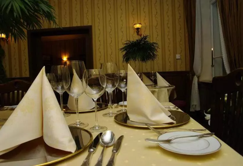 Pensjonat   Restauracja żółty Domek