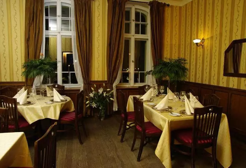Pensjonat   Restauracja żółty Domek