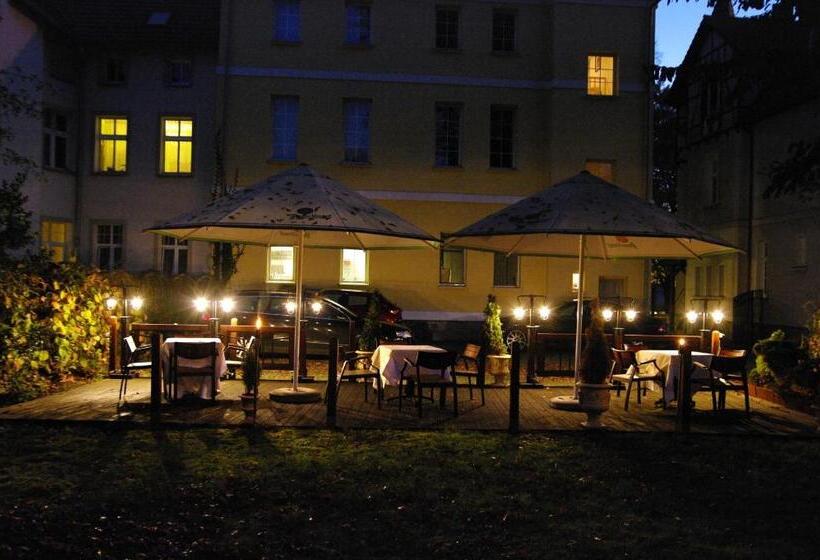 Pensjonat   Restauracja żółty Domek