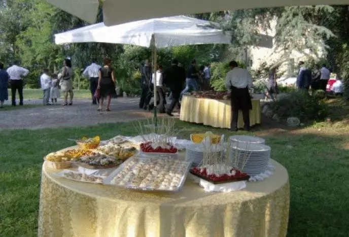 Pensjonat   Restauracja żółty Domek