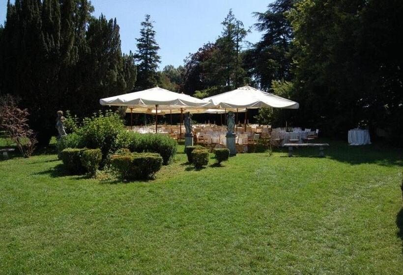 Pensjonat   Restauracja żółty Domek