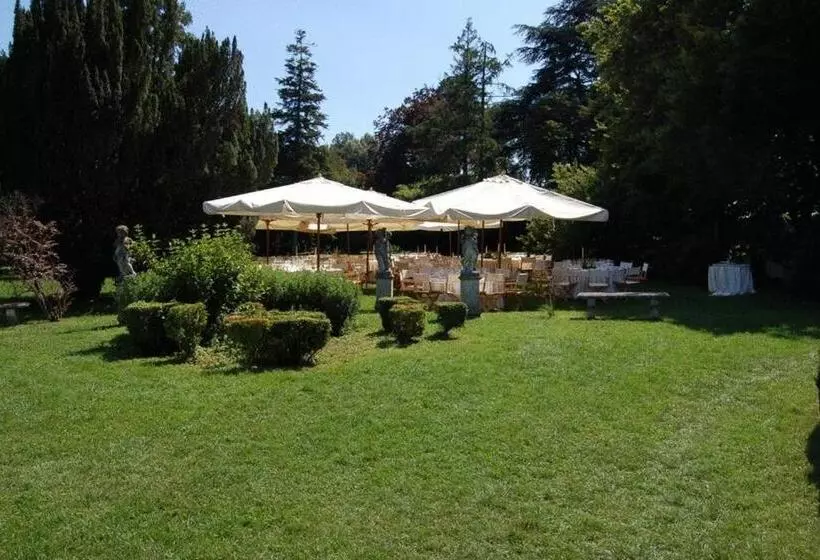 Pensjonat   Restauracja żółty Domek