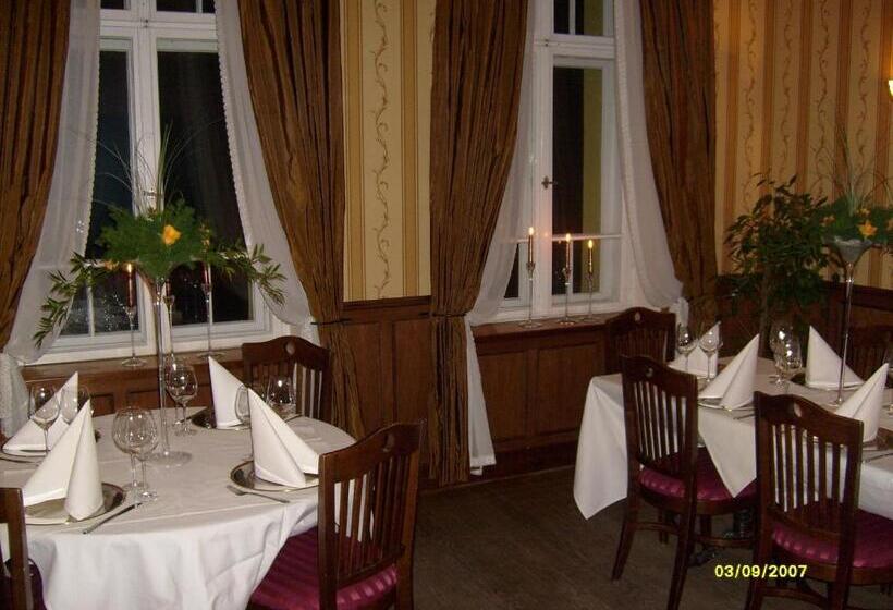 Pensjonat   Restauracja żółty Domek