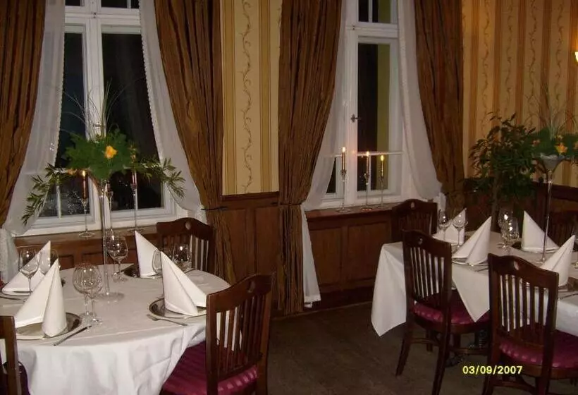 Pensjonat   Restauracja żółty Domek