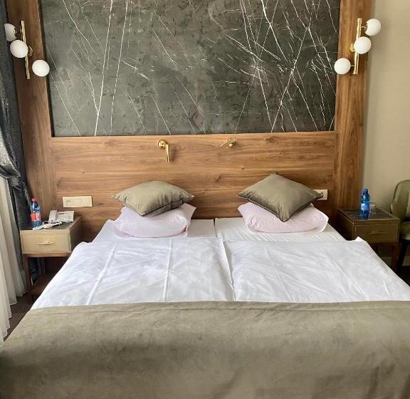 Pensjonat   Restauracja żółty Domek