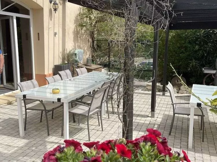 Aamiaismajoitus (B&B) L Oustaloise