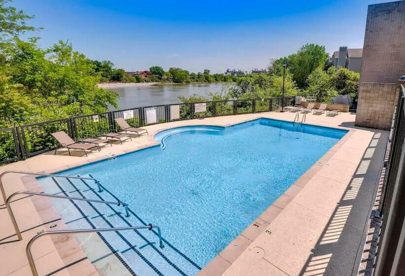 Отель The Cumberland Condo