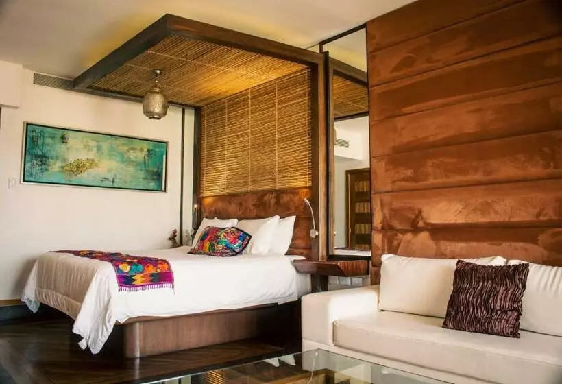 Beautiful Oceanfront Penthouse With Private Pool