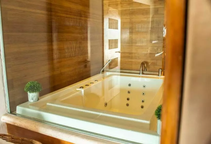 Beautiful Oceanfront Penthouse With Private Pool