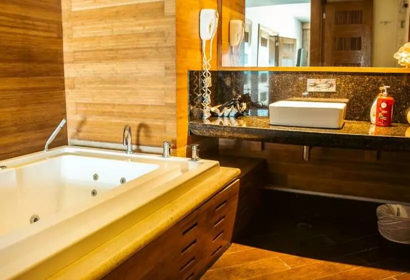 Beautiful Oceanfront Penthouse With Private Pool