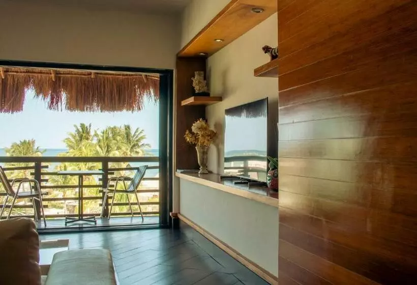 Beautiful Oceanfront Penthouse With Private Pool