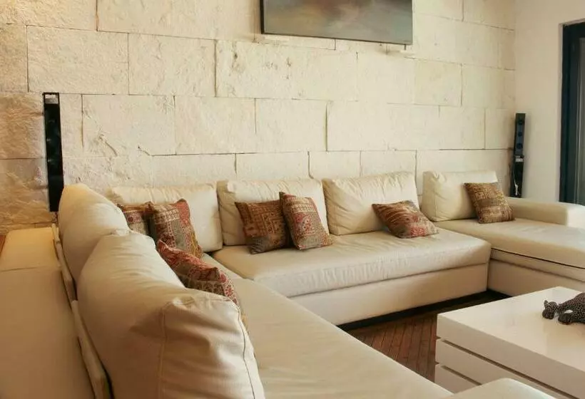 Beautiful Oceanfront Penthouse With Private Pool