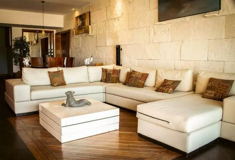 Beautiful Oceanfront Penthouse With Private Pool