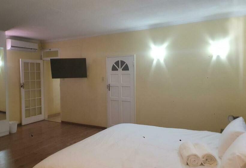 تختخواب و صبحانه La Familia Guesthouse Pionierspark