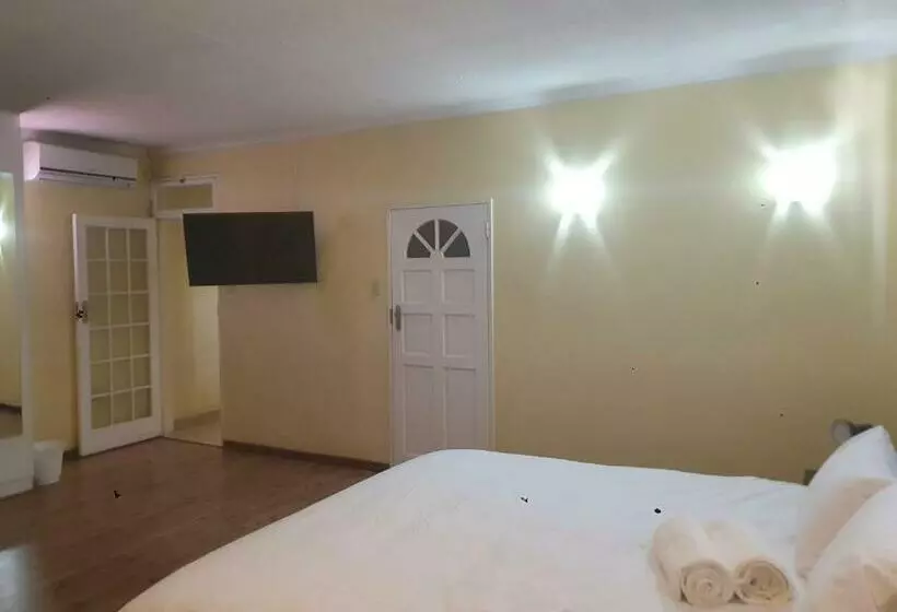 تختخواب و صبحانه La Familia Guesthouse Pionierspark