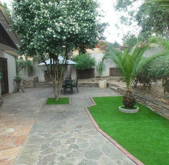 تختخواب و صبحانه La Familia Guesthouse Pionierspark