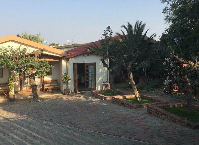 تختخواب و صبحانه La Familia Guesthouse Pionierspark