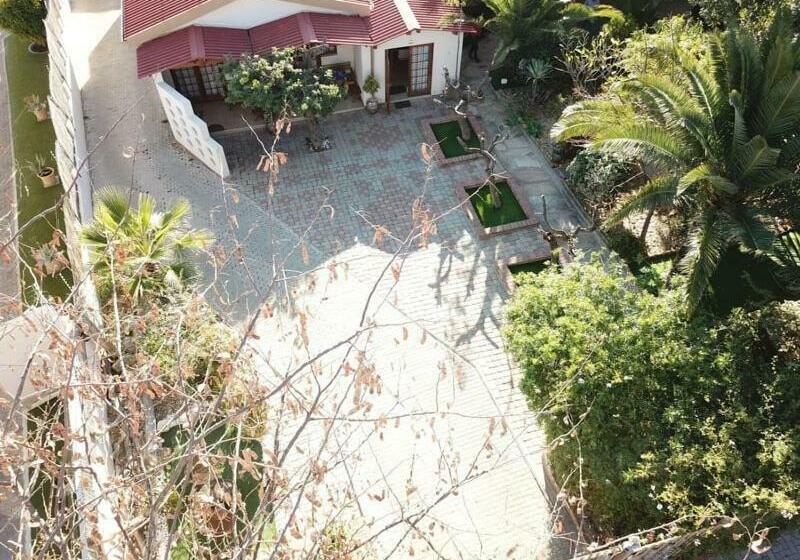 تختخواب و صبحانه La Familia Guesthouse Pionierspark