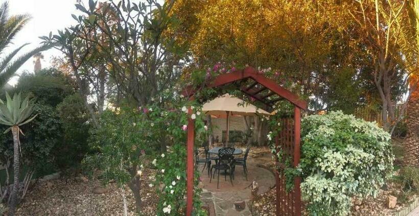 تختخواب و صبحانه La Familia Guesthouse Pionierspark