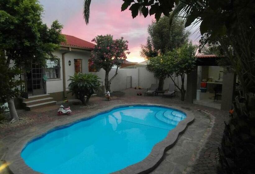 تختخواب و صبحانه La Familia Guesthouse Pionierspark