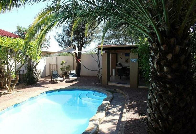 تختخواب و صبحانه La Familia Guesthouse Pionierspark