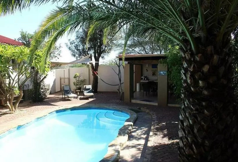 تختخواب و صبحانه La Familia Guesthouse Pionierspark