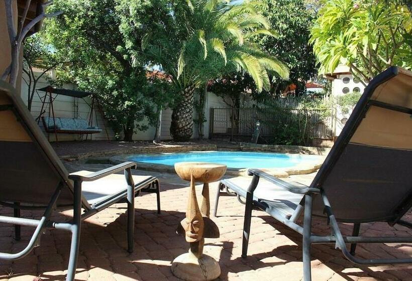 تختخواب و صبحانه La Familia Guesthouse Pionierspark