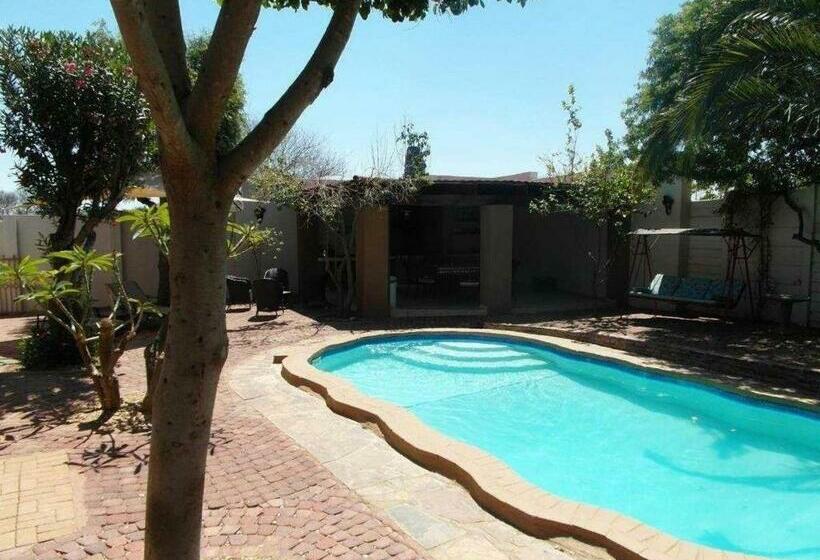 تختخواب و صبحانه La Familia Guesthouse Pionierspark