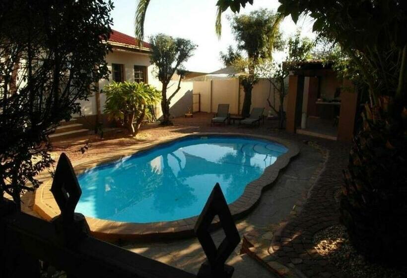 تختخواب و صبحانه La Familia Guesthouse Pionierspark