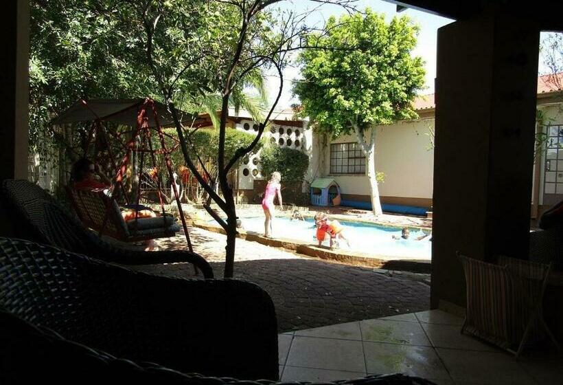 تختخواب و صبحانه La Familia Guesthouse Pionierspark