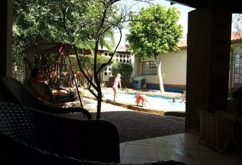 تختخواب و صبحانه La Familia Guesthouse Pionierspark