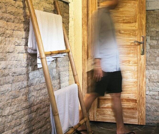 فندق Tamuku Padang Padang, Cari Surf Camp