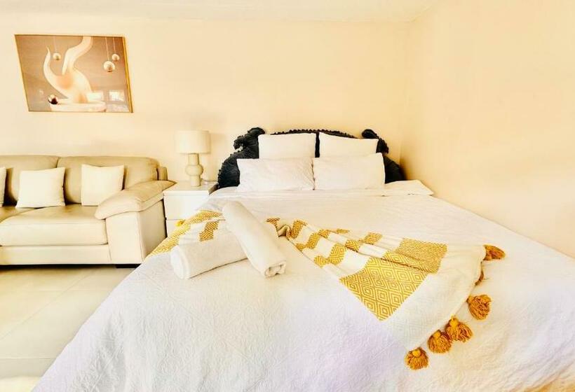 بنسيون Cosy Well Equipped Studio With King Bed, Free Parking & Wifi, Near Deakin Uni And 24hours Kmart