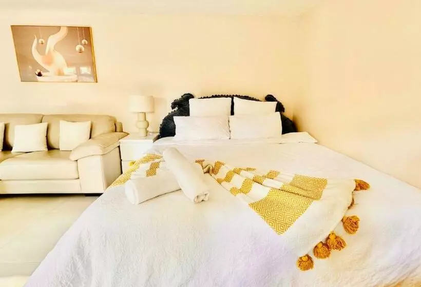 ペンション Cosy Well Equipped Studio With King Bed, Free Parking & Wifi, Near Deakin Uni And 24hours Kmart