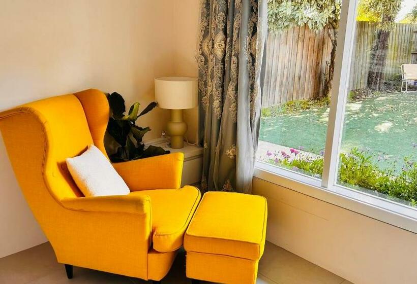 بنسيون Cosy Well Equipped Studio With King Bed, Free Parking & Wifi, Near Deakin Uni And 24hours Kmart