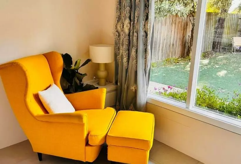 ペンション Cosy Well Equipped Studio With King Bed, Free Parking & Wifi, Near Deakin Uni And 24hours Kmart