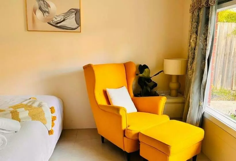 ペンション Cosy Well Equipped Studio With King Bed, Free Parking & Wifi, Near Deakin Uni And 24hours Kmart